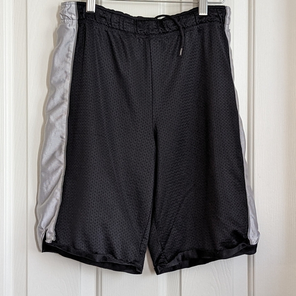 Boys reversible basketball shorts size large - Picture 1 of 4